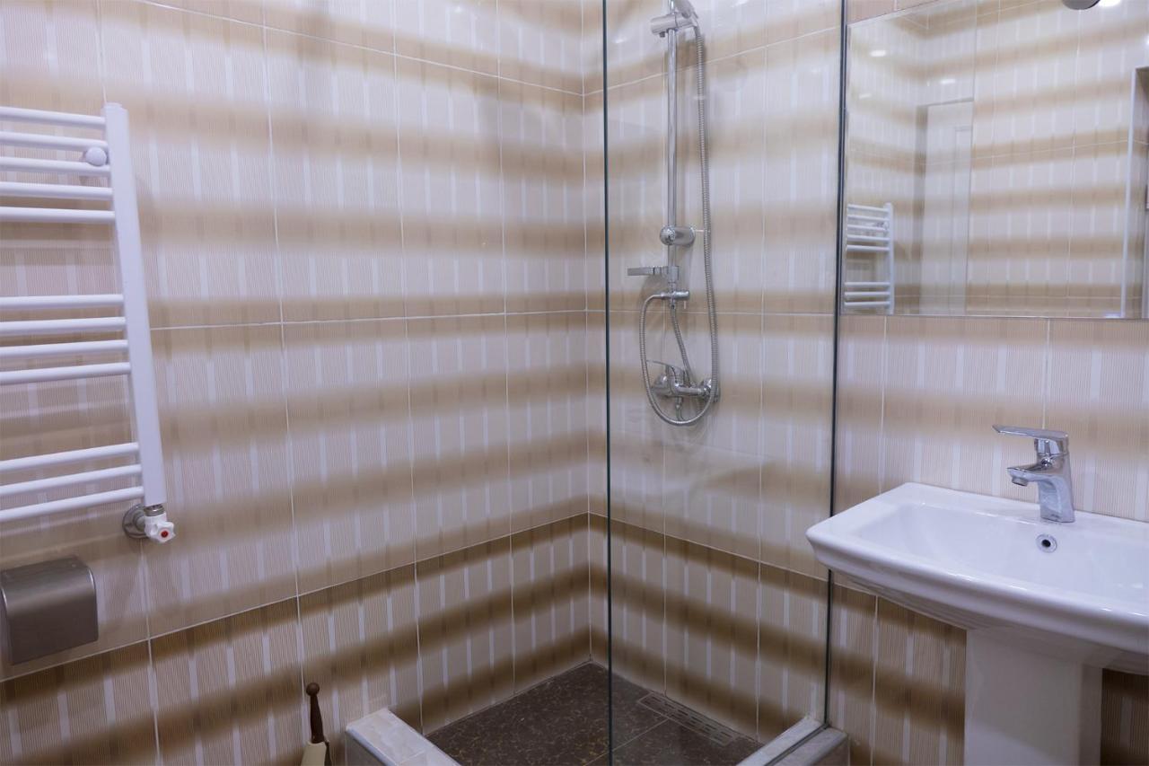 Midcity Hostel Yerevan Bagian luar foto