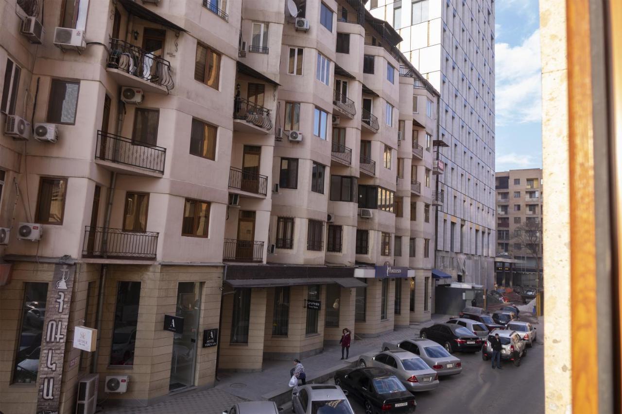 Midcity Hostel Yerevan Bagian luar foto