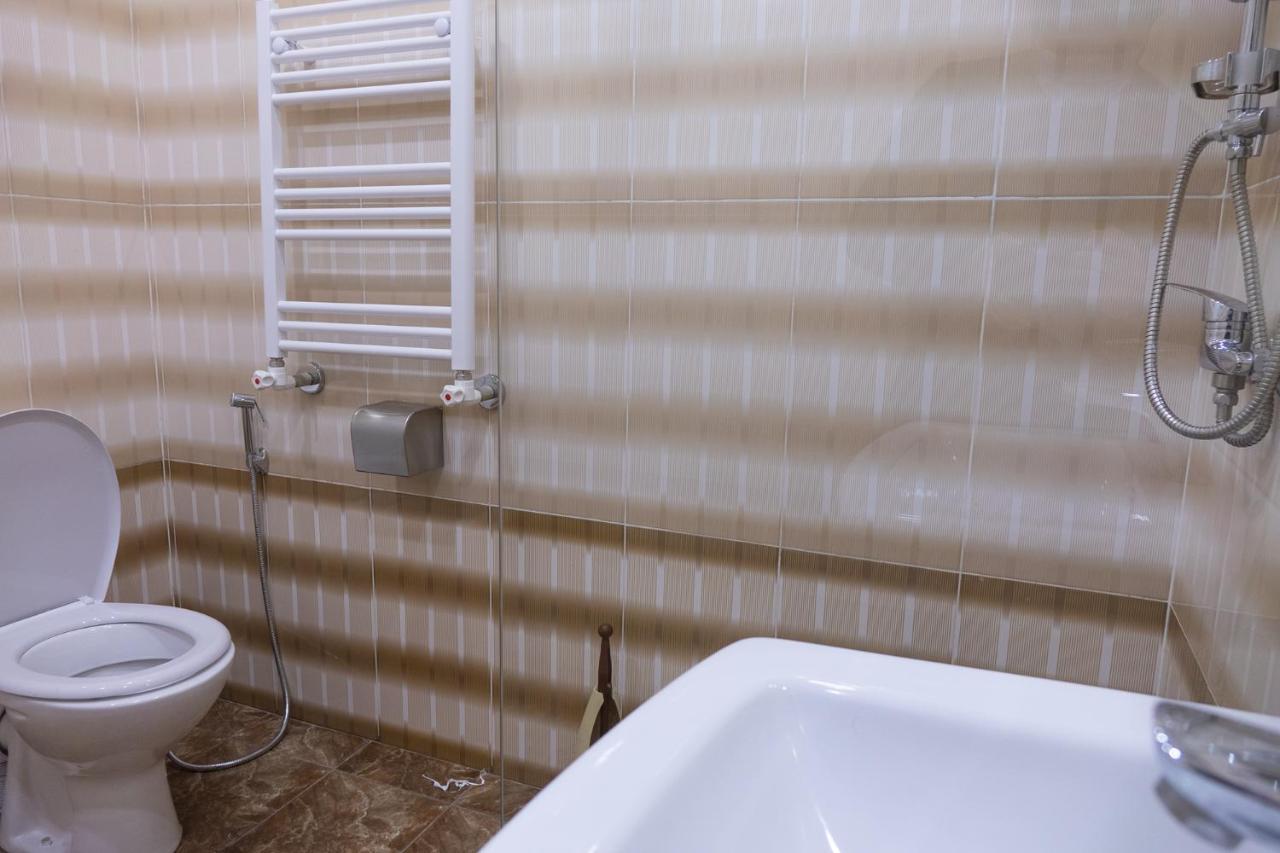 Midcity Hostel Yerevan Bagian luar foto