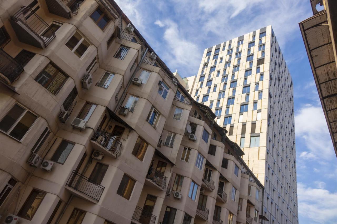 Midcity Hostel Yerevan Bagian luar foto