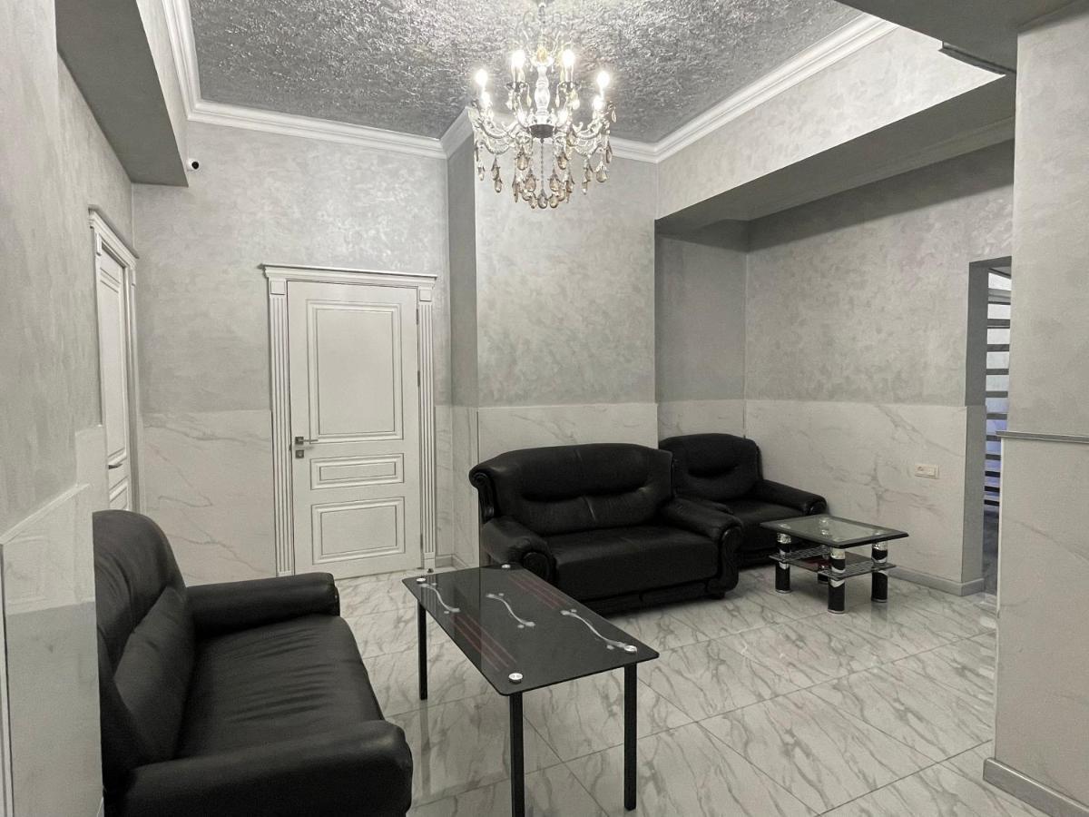 Midcity Hostel Yerevan Bagian luar foto